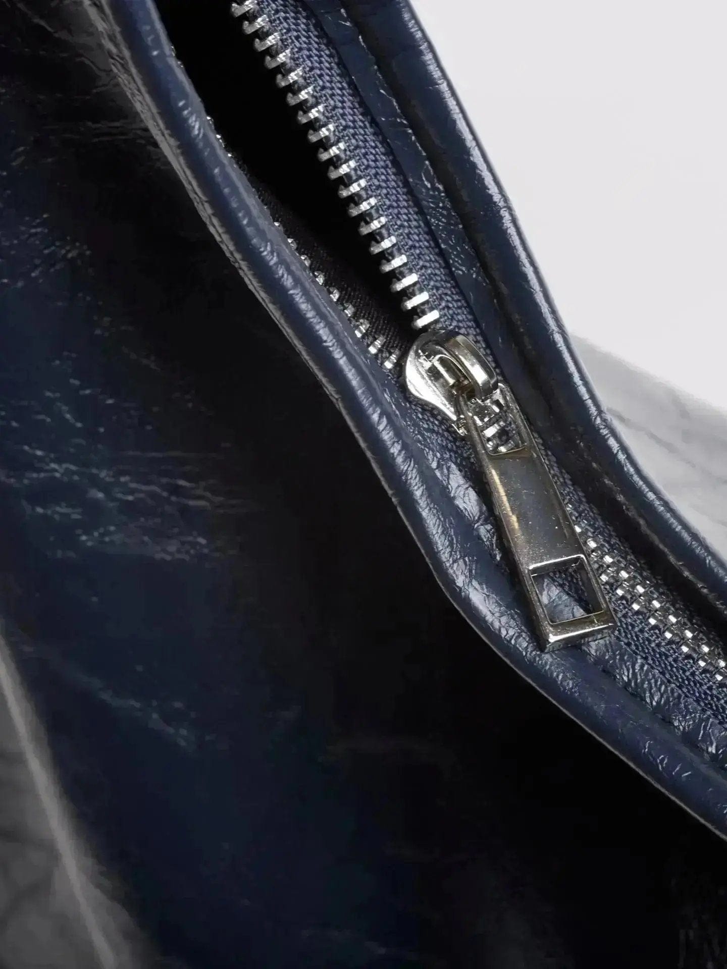 Scarlett Distressed Leather Tote Noirvere