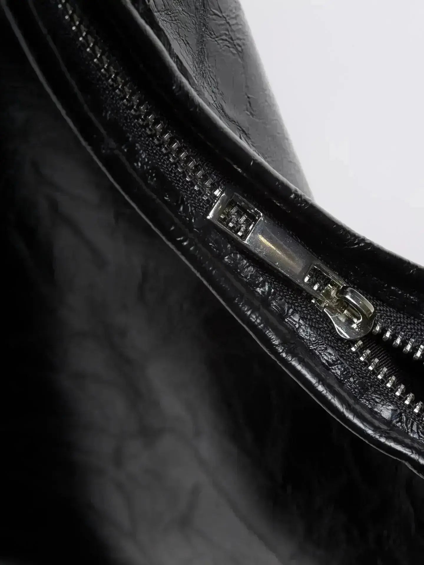 Scarlett Distressed Leather Tote Noirvere