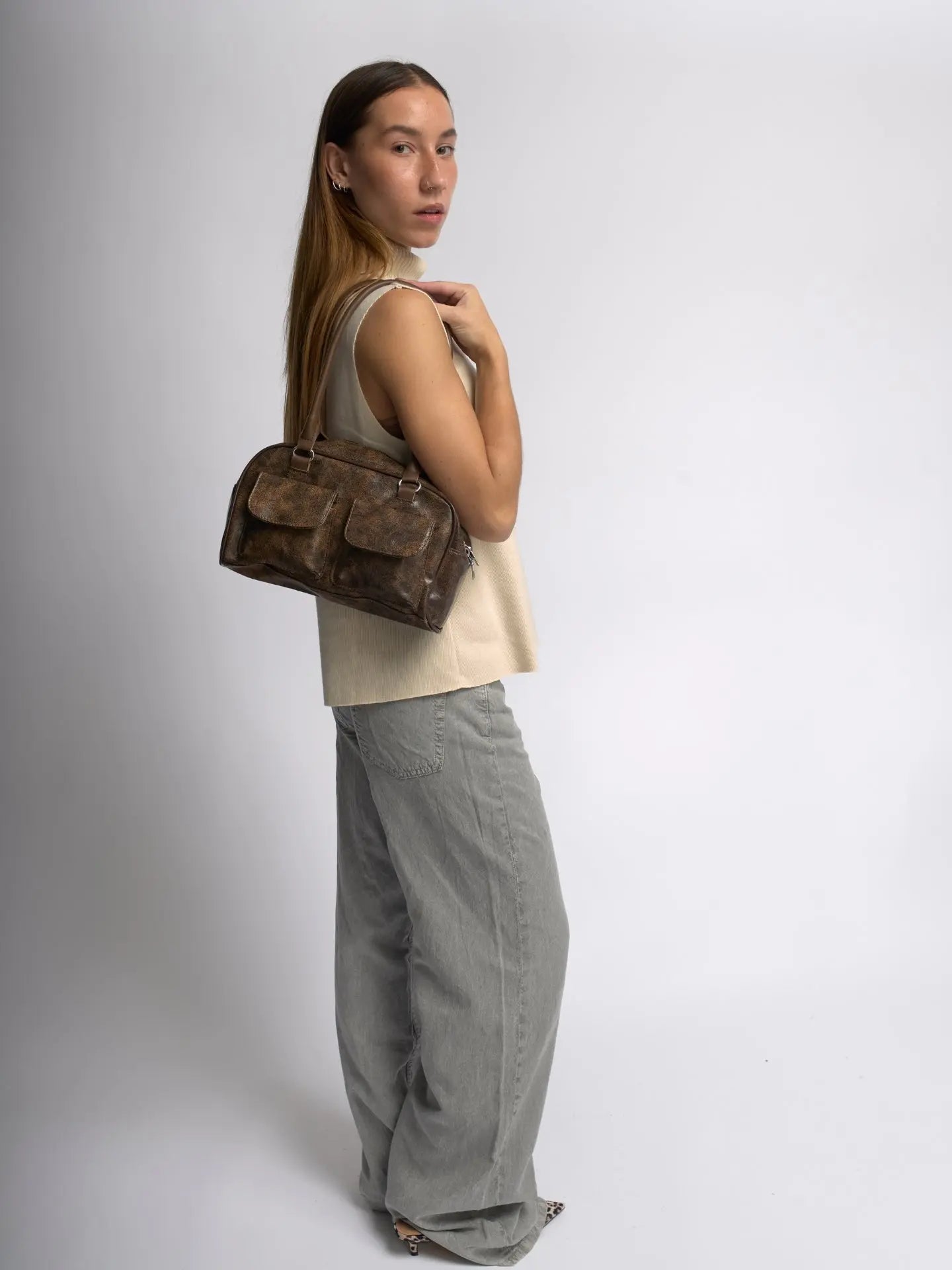 Sleek Distressed Leather Carry Noirvere