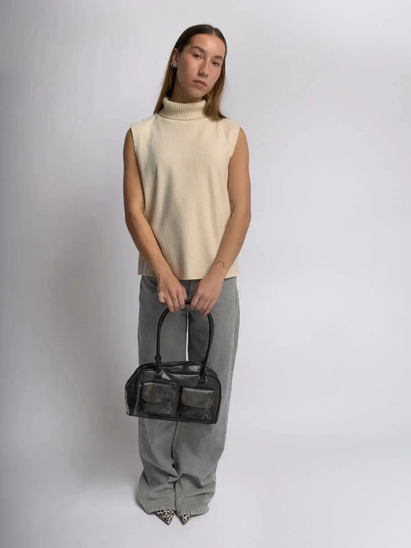 Sleek Distressed Leather Carry Noirvere