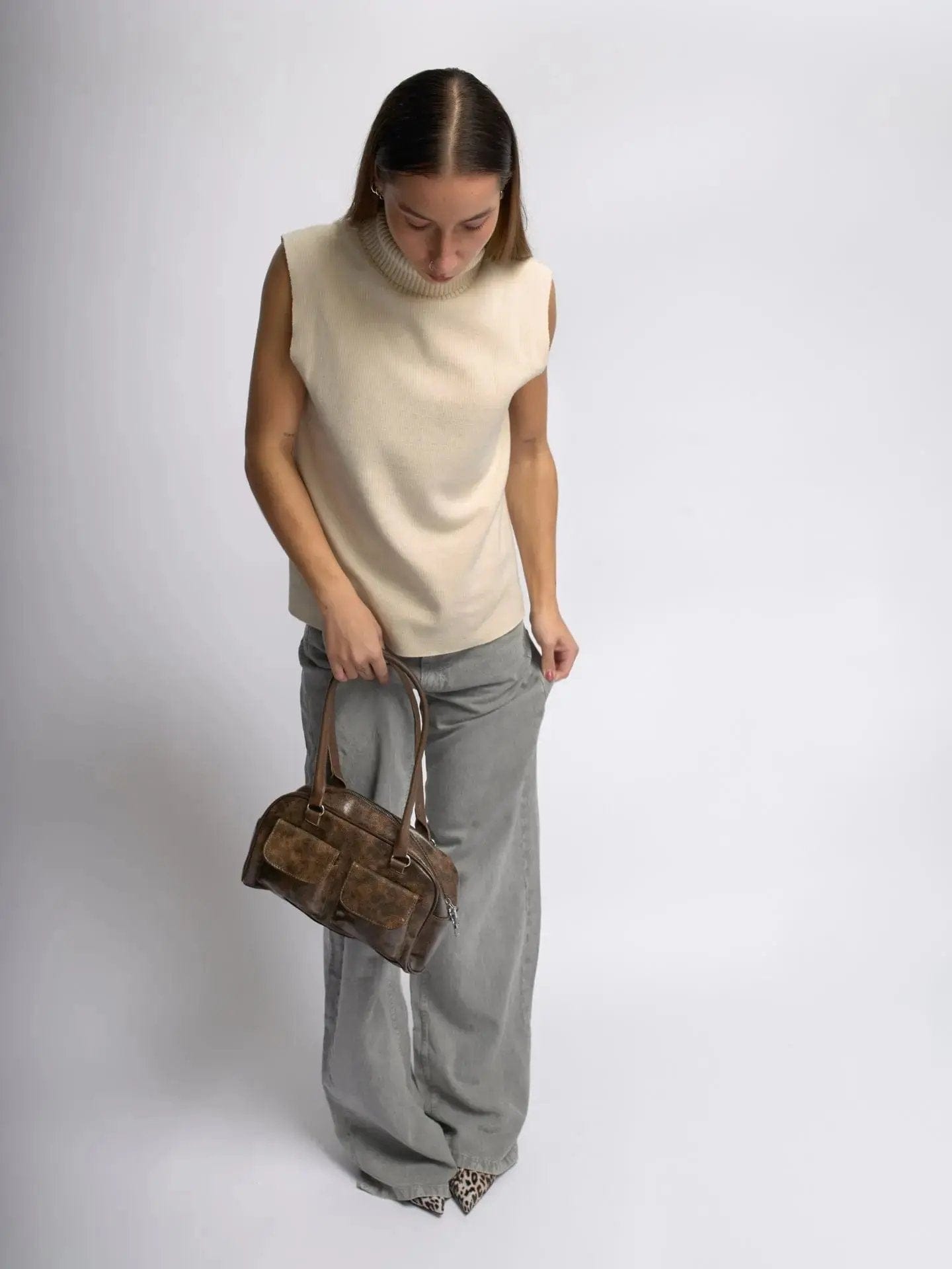 Sleek Distressed Leather Carry Noirvere