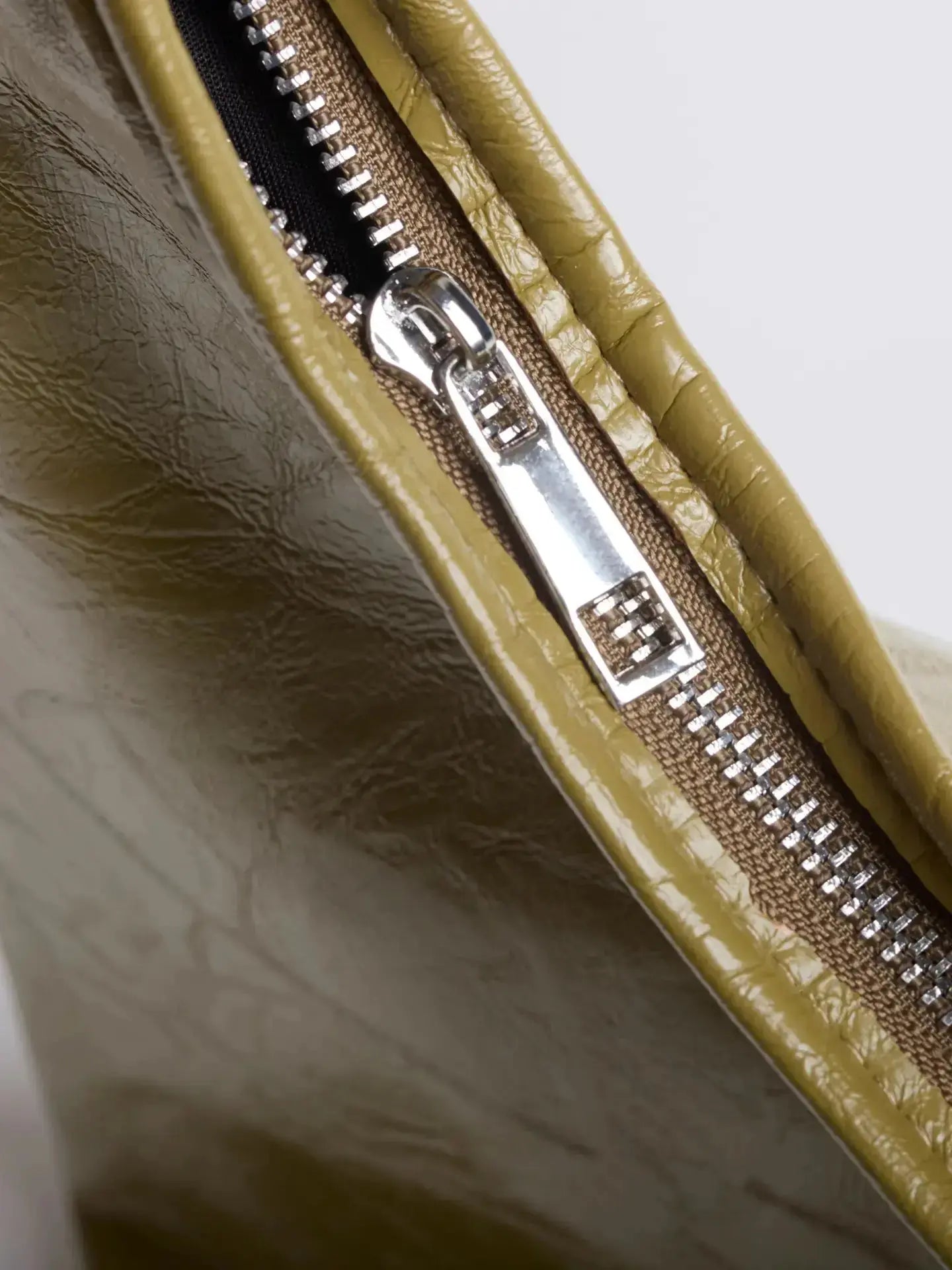 Scarlett Distressed Leather Tote Noirvere